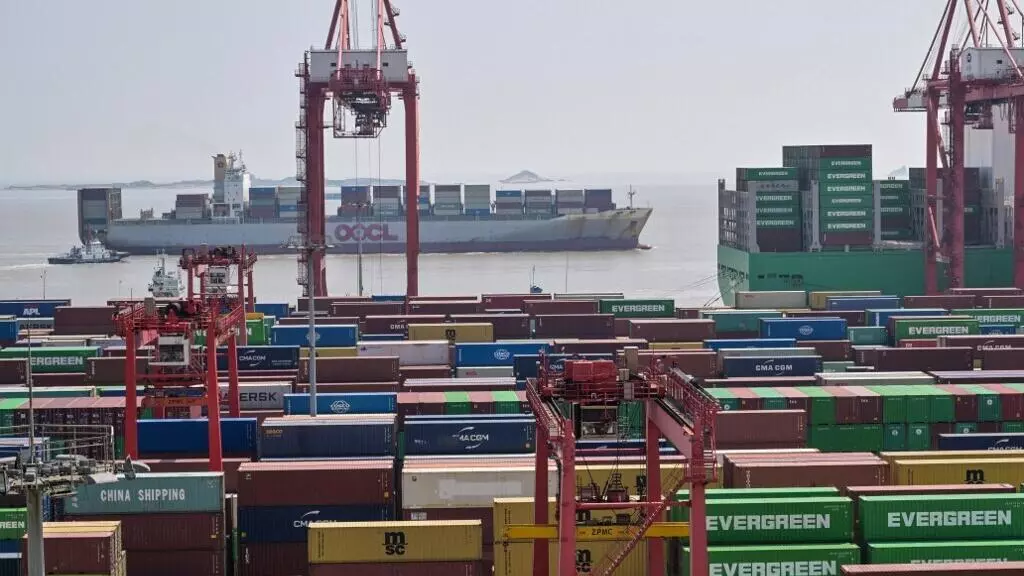 Une vue du port à containers en eaux profondes de Yangshan près de Shanghai en Chine, le 3 juin 2025.
