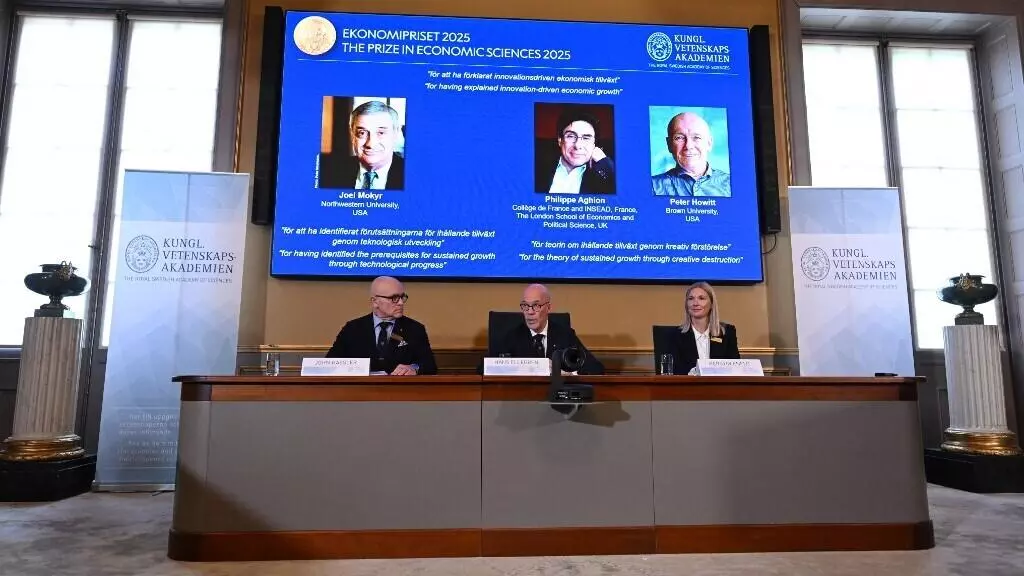 Le secrétaire général de l'Académie royale des sciences de Suède annonce aux journalistes les noms des lauréats du prix Nobel d'économie 2025, le 13 septembre 2025 à Stockholm.