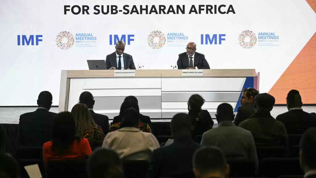 Abebe Aemro Selassie ( à dr.), directeur Afrique au FMI, et un officier pour la communication durant une conférence de presse, à Washington, le 16 octobre 2025.