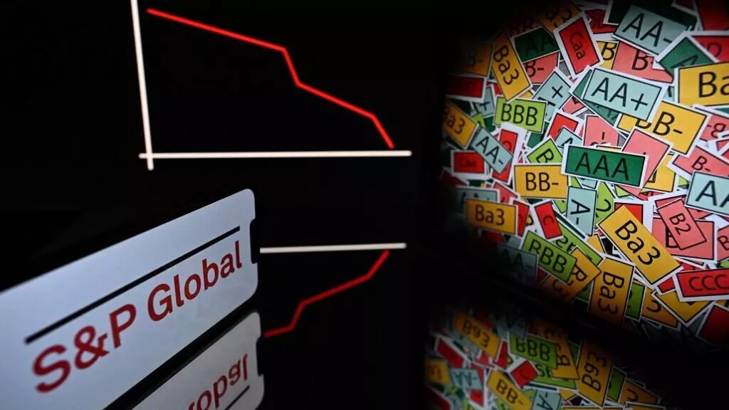 Montage graphique avec le logo de l'agence de notation S&P Global, un graphique et les notes utilisées par les agences de notation.