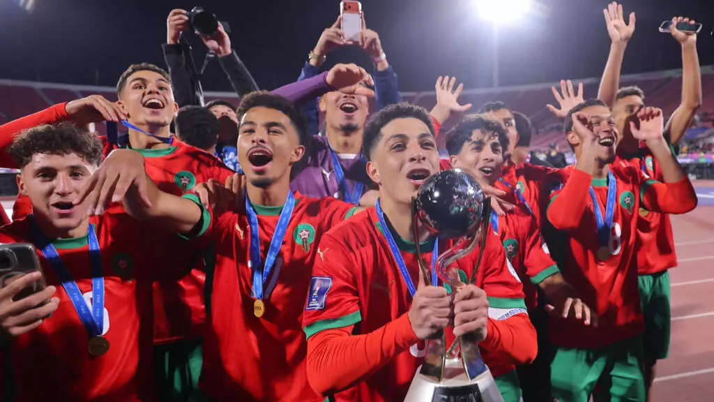 Le milieu de terrain marocain Houssam Essadak brandit le trophée de la Coupe du monde de football U20 de la FIFA au stade national de Santiago, le 19 octobre 2025.