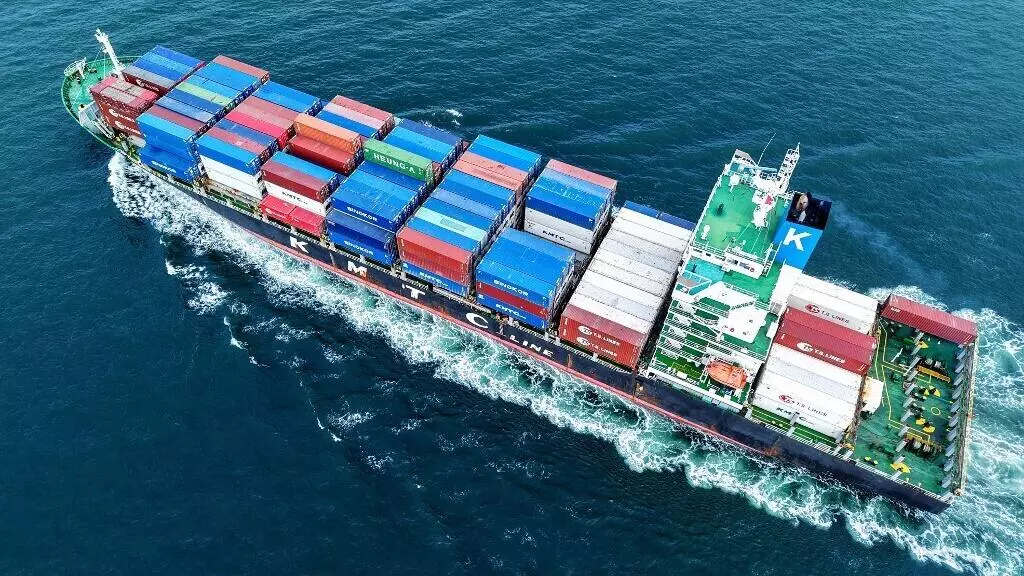 Un cargo chargé de conteneurs quitte le port de Qingdao, dans la province du Shandong, dans l'est de la Chine, le 8 juillet 2025.