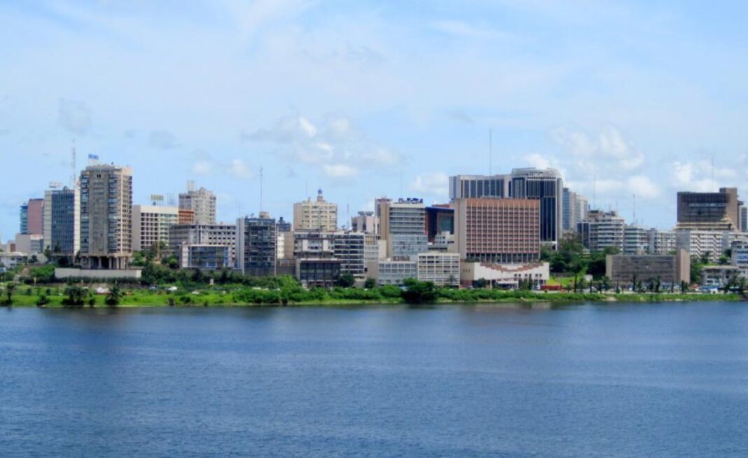 Vue du Plateau, le quartier d'affaires d'Abidjan, dans la baie de Cocody.