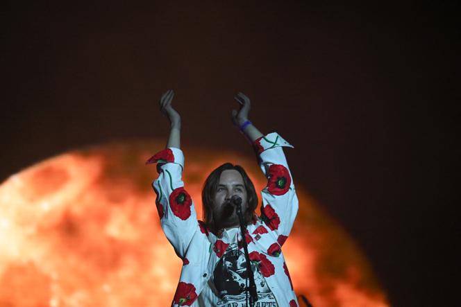 Le chanteur et compositeur australien Kevin Parker connu sous le nom de Tame Impala se produit sur scène lors de la 18ᵉ édition du festival de musique Rock en Seine à Saint-Cloud, le 27 août 2022. ANNA KURTH / AFP
