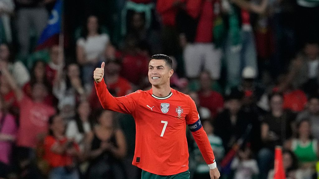 Avec une fortune estimée à 1,2 milliard de dollars, Cristiano Ronaldo reste le joueur le mieux payé au monde. - Copyright © africanews Copyright 2025 The Associated Press. All rights reserved