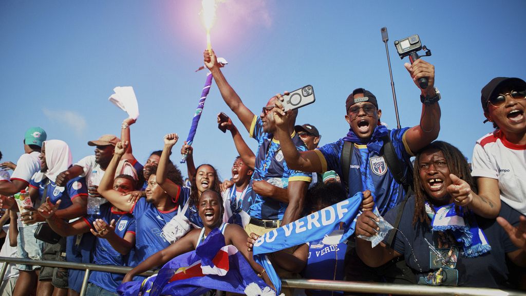 Les supporters célèbrent dans les tribunes après la victoire du Cap-Vert contre l'Eswatini lors d'un match de qualification pour la Coupe du monde de football. - Copyright © africanews Cristiano Barbosa/Copyright 2025 The AP. All rights reserved.