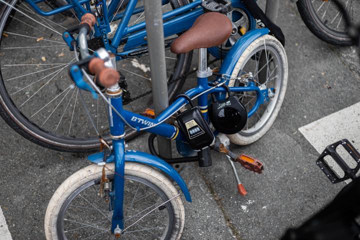 Des boîtes à clés attachées à un vélo d’enfant, dans le centre de La Rochelle, le 3 octobre 2025. YOHAN BONNET/HANS LUCAS POUR « LE MONDE »
