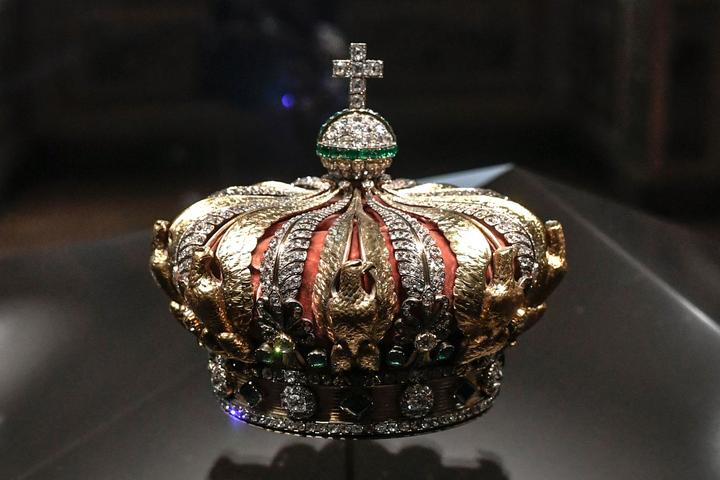 La couronne de l’impératrice Eugénie de Montijo, exposée à la galerie d’Apollon au musée du Louvre, à Paris, le 14 janvier 2020. STEPHANE DE SAKUTIN / AFP
