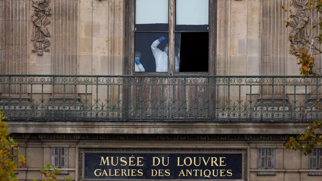 La fenêtre par laquelle les cambrioleurs du Louvre sont entrés. Le musée «n'est pas parvenu à rattraper son retard dans le déploiement d'équipements destinés à assurer la protection des oeuvres», dit la Cour des comptes