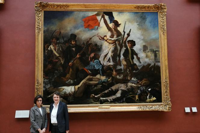 La ministre de la culture, Rachida Dati, et la directrice du Louvre, Laurence des Cars, devant « La Liberté guidant le peuple » (1830) d’Eugène Delacroix, au musée du Louvre, à Paris, le 2 mai 2024. DIMITAR DILKOFF/AFP
