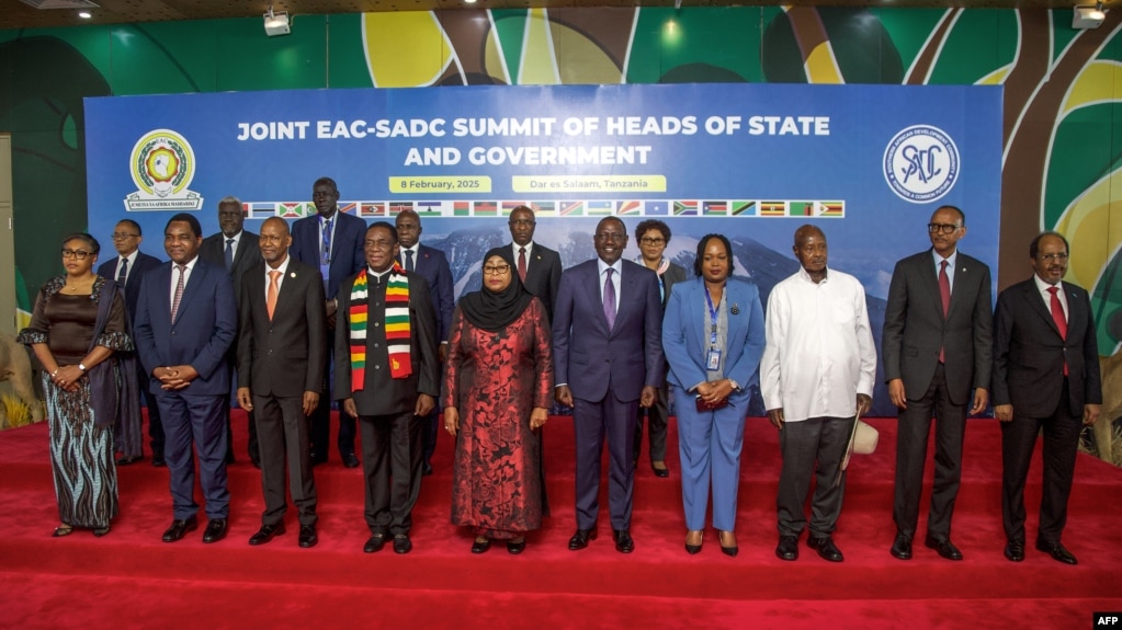 Les chefs d'État de la Communauté de développement de l'Afrique australe (SADC) et de la Communauté de l'Afrique de l'Est (EAC) participent au sommet régional extraordinaire conjoint à Dar es Salaam, le 8 février 2025.