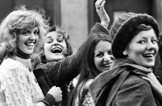 Les employées de la radio islandaise en route pour un rassemblement, le 24 octobre 1975. Image extraite du documentaire « Islande, un jour sans femmes », de Pamela Hogan et Hrafnhildur Gunnarsdottir. KRUMMA FILMS/RISE AND SHINE CINEMA
