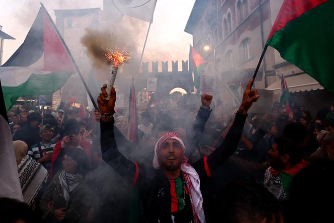 Une manifestation propalestinienne en marge du match de qualification pour les mondiaux 2026 entre l’Italie et Israël, à Udine (Italie), le 14 octobre 2025. YARA NARDI/REUTERS
