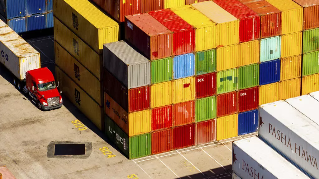Des conteneurs de fret dans un terminal maritime du port d'Oakland, en Californie. (Image d'illustration)