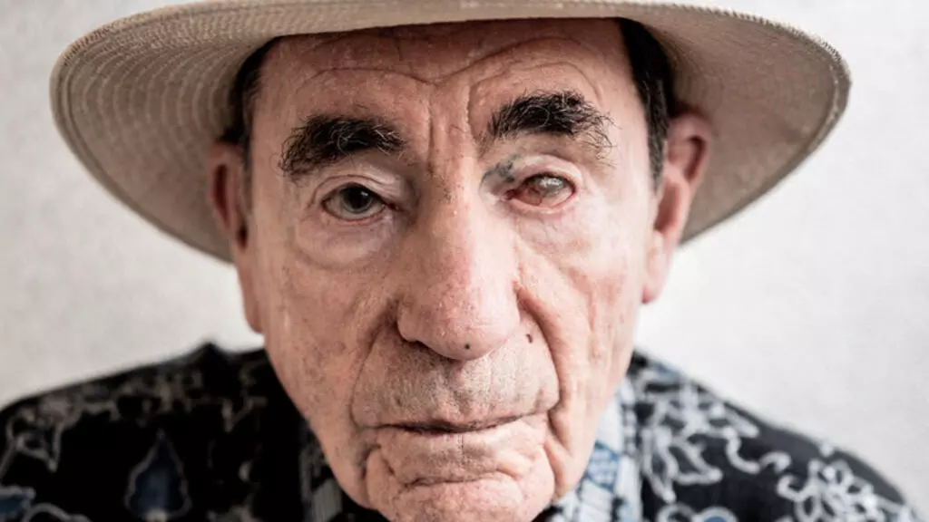 Albie Sachs est un juriste, activiste et écrivain sud-africain. Les éditions Premier Parallèle viennent de publier son Journal de prison, intitulé «Notre histoire mérite une fin heureuse».