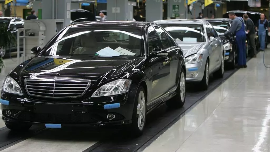 Des voitures Mercedes classe S sur la chaîne de montage de DaimlerChrysler à Sindelfingen, près de Stuttgart, le 20 février 2006.