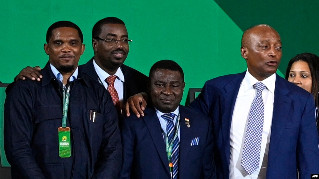 Samuel Eto'o (à g.) lors de l'assemblée générale de la Confédération africaine de football au Caire le 12 mars 2025.