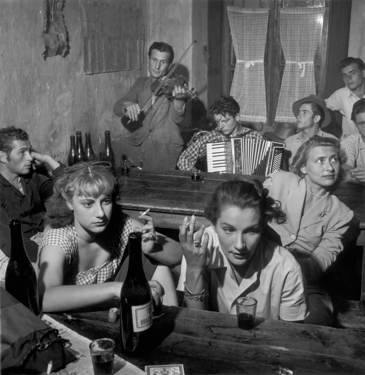 Sur le plateau de tournage du film « Riz amer », de Giuseppe De Santis, en Italie, en 1950.