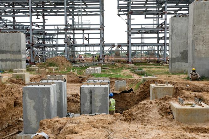 Des employés de Sinopec sur le chantier de la centrale de traitement du champ pétrolier de Tilenga, à Bullisa, en Ouganda, le 13 août 2025. HAJARAH NALWADDA/GETTY IMAGES VIA AFP
