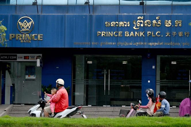 Une succursale de la Prince Bank à Phnom Penh (Cambodge), le 15 octobre 2025. TANG CHHIN SOTHY/AFP
