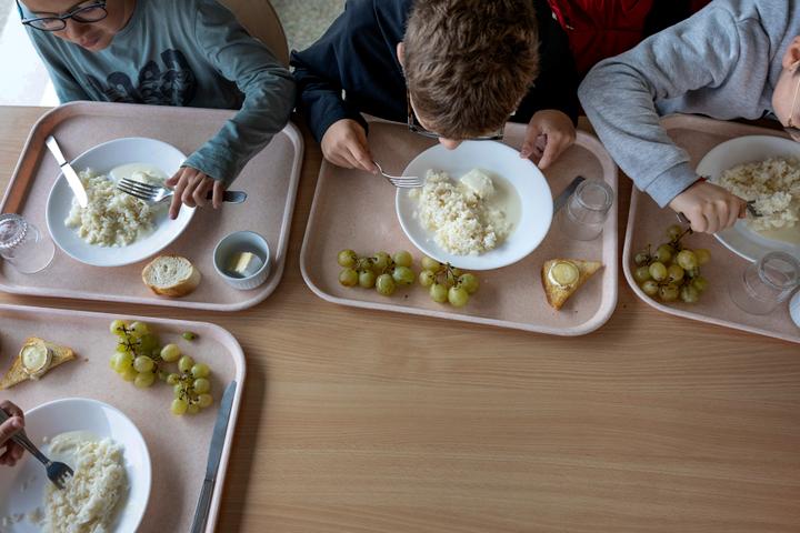 La cantine de l'école élémentaire Olivier-Miannay a opté pour le tri. Chaque élève doit jeter le minimum, et dans les contenants correspondants. A Malaunay, le 14 octobre 2025. AXELLE DE RUSSÉ POUR LE MONDE
