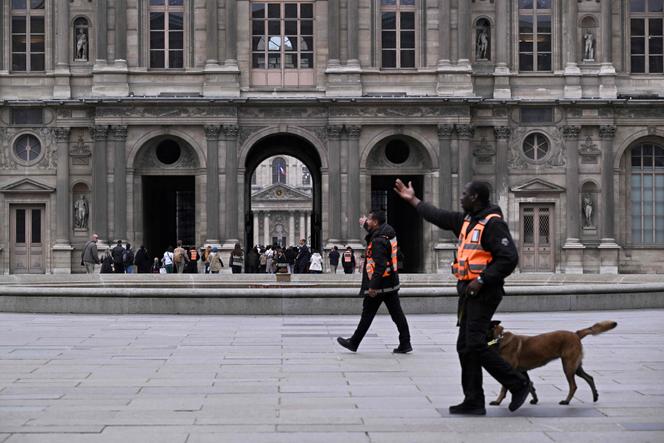 Le personnel de sécurité demande aux visiteurs de quitter la cour du Louvre après l’annonce de la fermeture du musée pour une deuxième journée, suite au vol des joyaux de la couronne royale la veille, à Paris, le 20 octobre 2025. JULIEN DE ROSA / AFP

