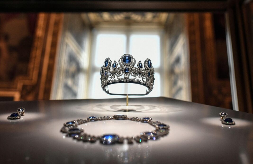 Le diadème, le collier et les boucles d’oreilles de la parure de saphirs de la reine Marie-Amélie et de la reine Hortense, exposés dans la galerie d’Apollon, au musée du Louvre. A Paris, le 14 janvier 2020. STEPHANE DE SAKUTIN/AFP
