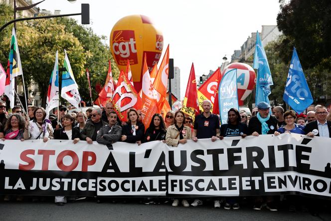 Frédéric Souillot (FO), Marylise Léon (CFDT), Sophie Binet (CGT) et d’autres représentants des principales centrales syndicales, lors d’une manifestation à Paris, le 2 octobre 2025. BENOIT TESSIER/REUTERS
