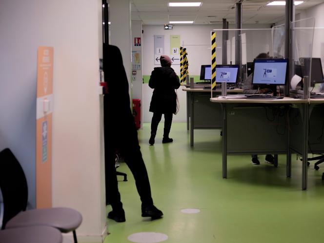 A la caisse d’allocations familiales (CAF) de Rosny-sous-Bois (Seine-Saint-Denis), le 15 octobre 2025. RAFAEL YAGHOBZADEH POUR « LE MONDE »

