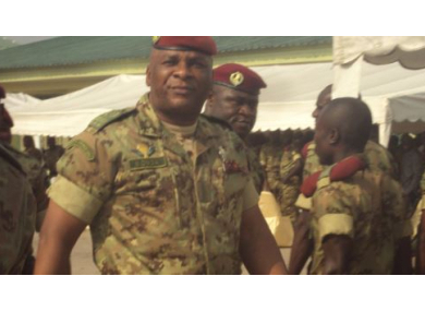 Photo: Le général Serge Oboa tire à bout portant
