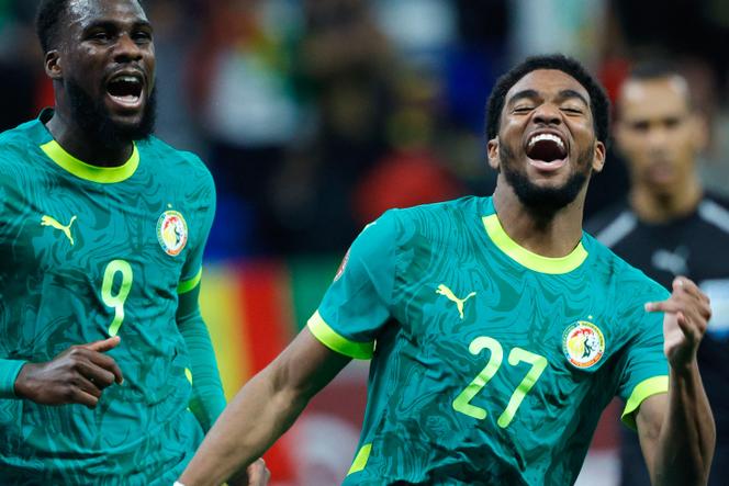 L’attaquant sénégalais Ibrahim Mbaye célèbre le troisième but de son équipe lors du match de huitièmes de finale de la Coupe d’Afrique des nations face au Soudan, au Grand Stade de Tanger, le 3 janvier 2026. ABDEL MAJID BZIOUAT / AFP
