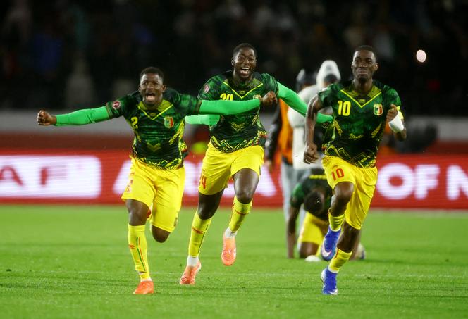 Les joueurs de la sélection malienne célèbrent leur qualification aux tirs au but pour les quarts de finale de la Coupe d’Afrique des nations 2025, face à la Tunisie (1-1), à Casablanca (Maroc), samedi 3 janvier 2026. SIPHIWE SIBEKO / REUTERS
