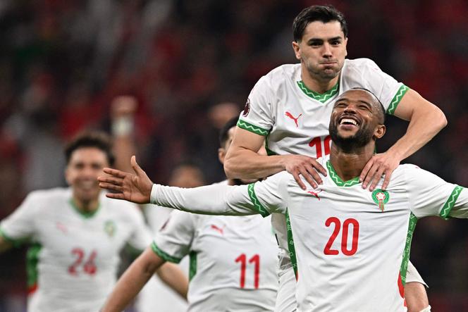 Brahim Diaz félicite Ayoub El-Kaabi lors de la victoire du Maroc face à la Zambie (3-0), durant laquelle les deux attaquants ont été décisifs pour la qualification des Lions de l’Atlas en huitièmes de finale de la Coupe d’Afrique des nations 2025, à Rabat, le 29 décembre 2025. GABRIEL BOUYS/AFP
