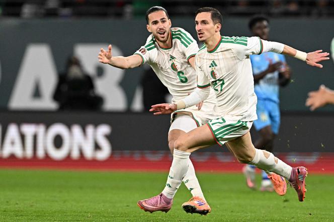 Le footballeur algérien Adil Boulbina (à droite) célèbre son but inscrit en prolongation face à la République démocratique du Congo (1-0), mardi 6 janvier 2026, à Rabat, permettant aux Fennecs de rallier les quarts de finale de la Coupe d’Afrique des nations. GABRIEL BOUYS / AFP
