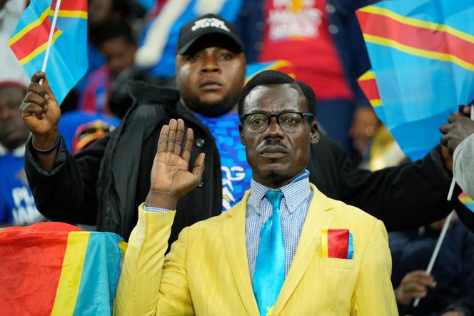 Michel Kuka Mboladinga, un sosie de l’ancien premier ministre Patrice Lumumba (1925-1961), lors du match de Coupe d’Afrique des nations entre le Botswana et la République démocratique du Congo, dans le stade Moulay Al-Hassan de Rabat, le 30 décembre 2025. MOSA'AB ELSHAMY / AP
