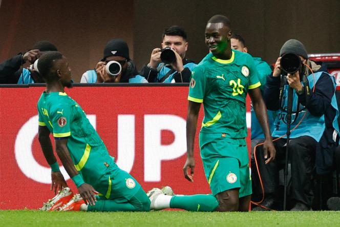 Pape Gueye (à droite) a inscrit deux buts lors de la victoire du Sénégal face au Soudan, dans le cadre des huitièmes de finale de la Coupe d’Afrique des nations, à Tanger (Maroc), samedi 3 janvier 2026.